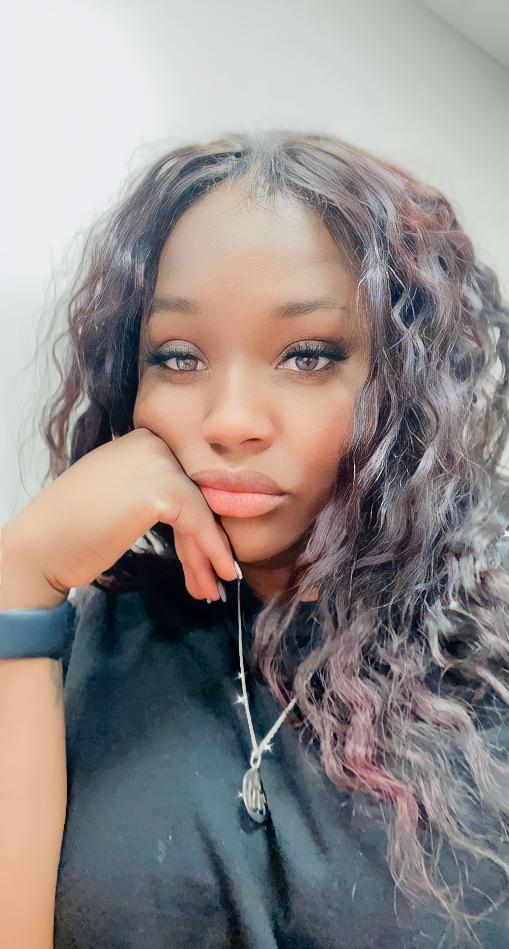 MIAMOR portrait wavy hair
