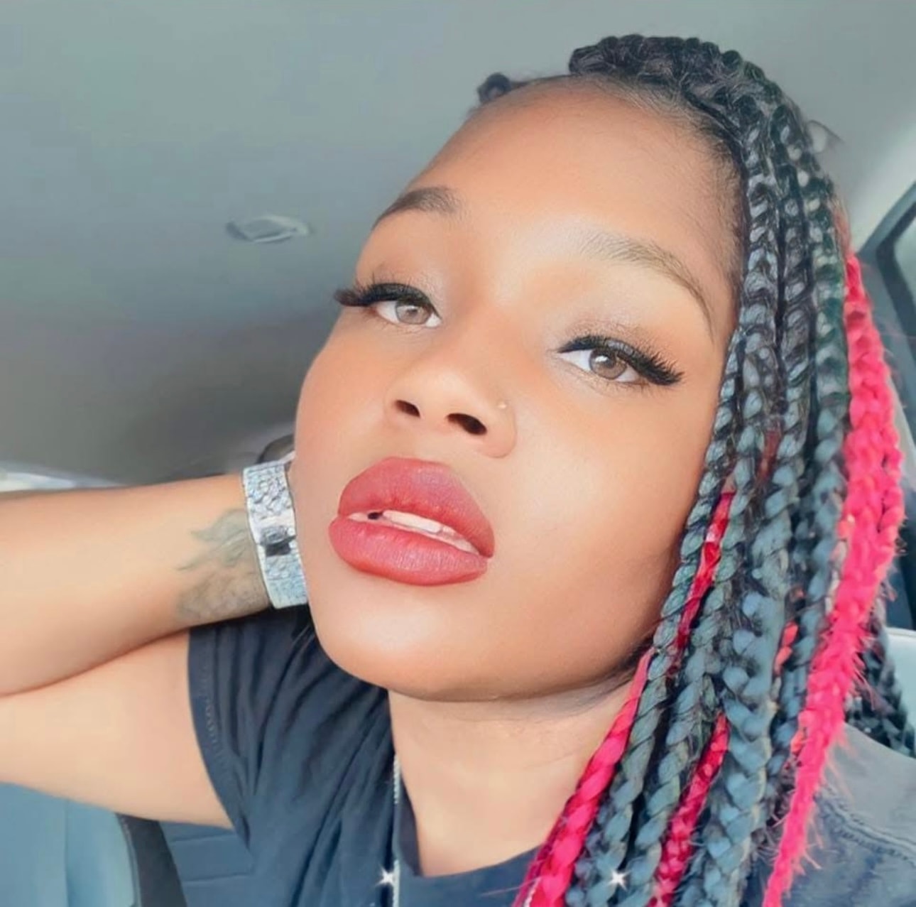 MIAMOR car selfie grey and pink braids